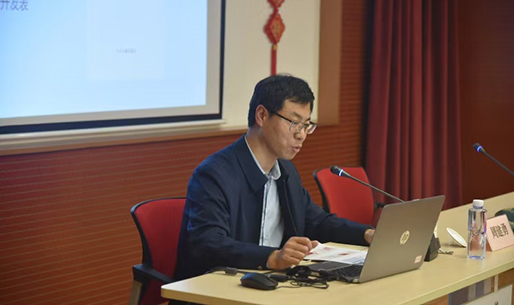 周教授講課照片.jpg